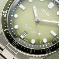 Divers Sixty‑Five Date