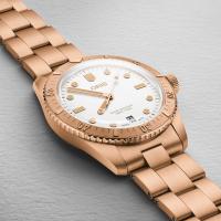 Divers Sixty‑Five Date